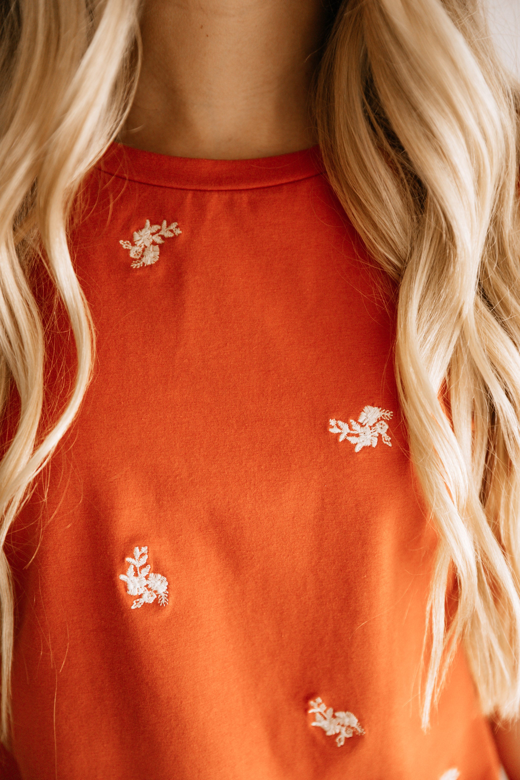 FLORAL EMBROIDERED TEE